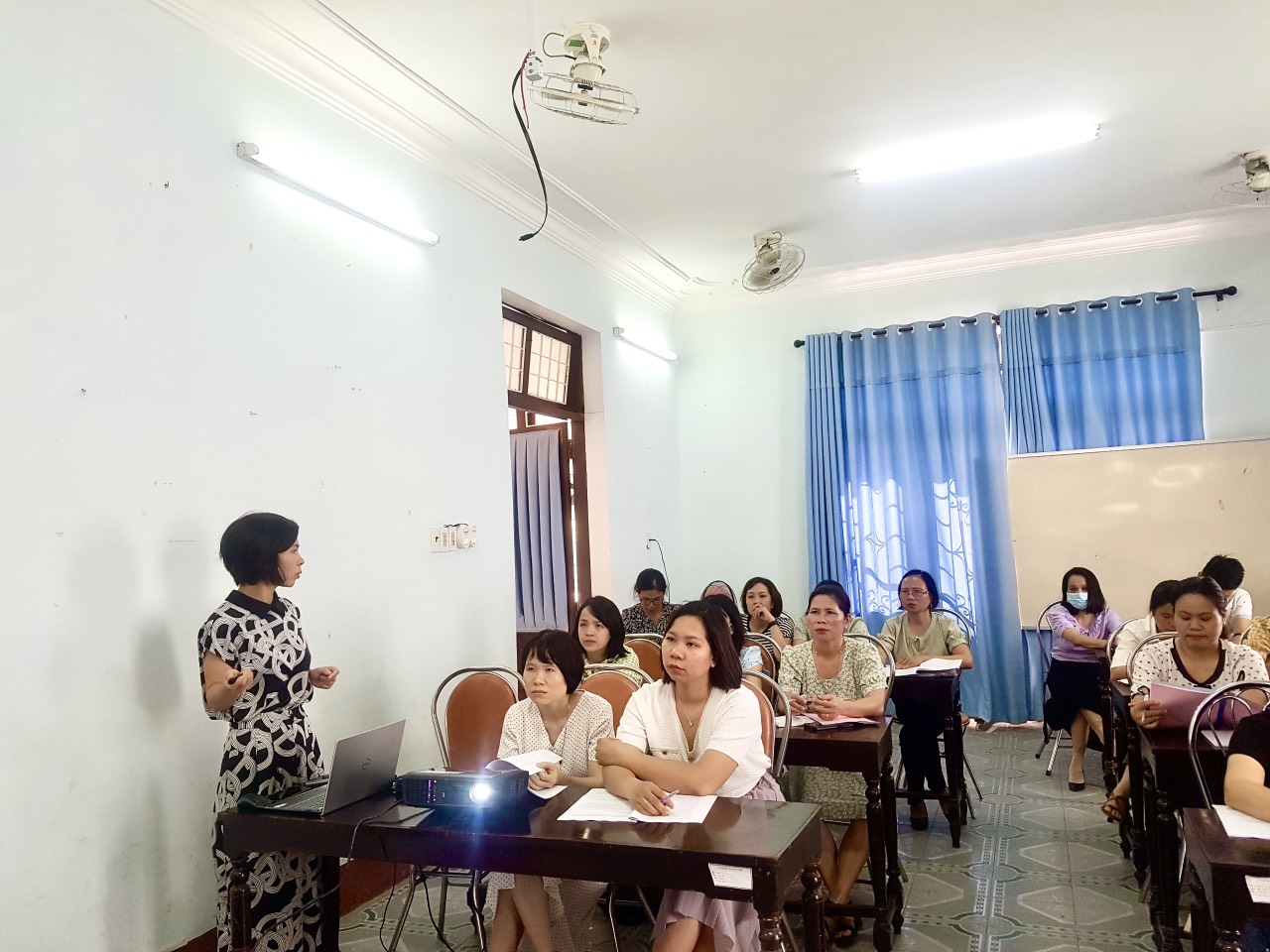 Ths.Bs Hà Thị Mỹ Dung, Trưởng khoa Sức khỏe sinh sản đã trình bày các bài giảng liên quan đến Kỹ thuật Đặt/ tháo Dụng cụ tử cung